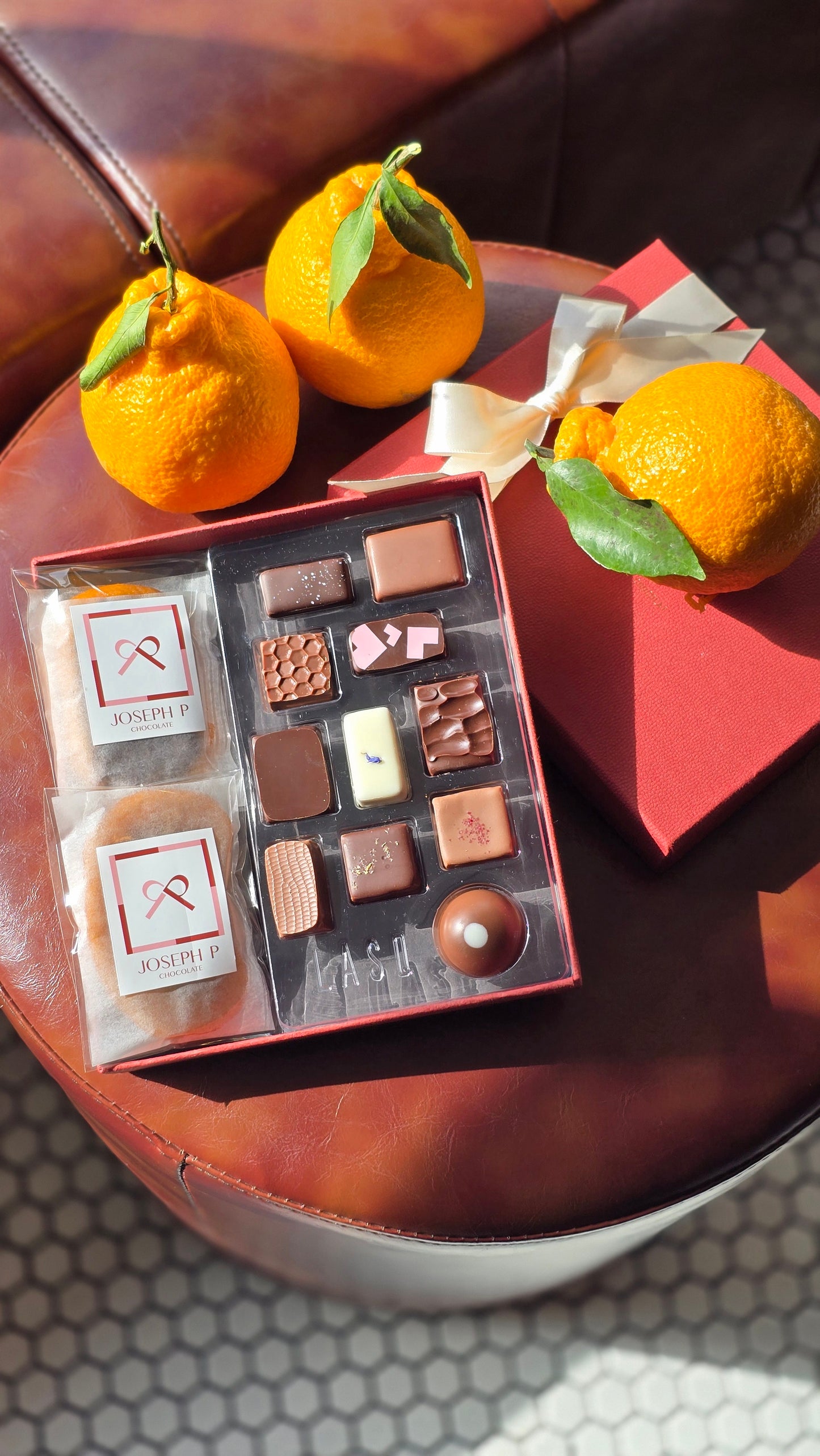 Season assorted chocolate gift box- 11 bonbons plus 2 Hallabong chocolates
